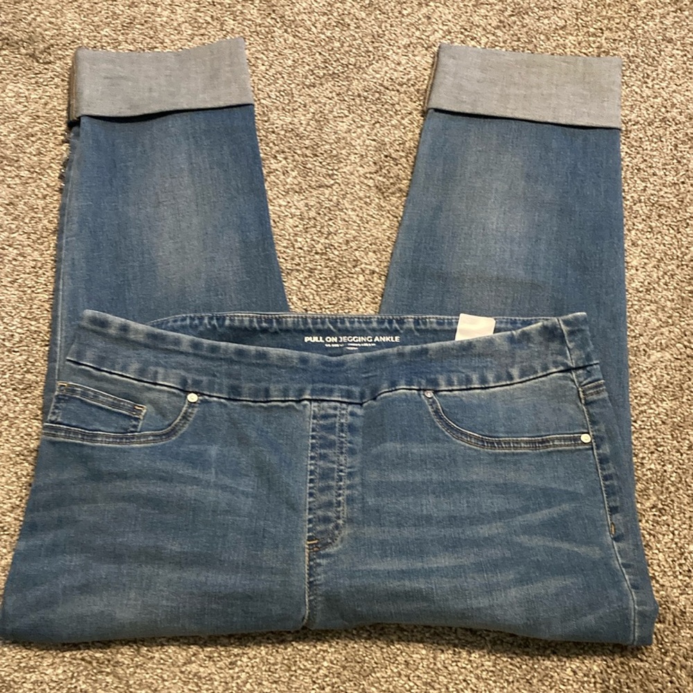 Chicos Women's Blue Denim pull on jegging ankle Jeans with details